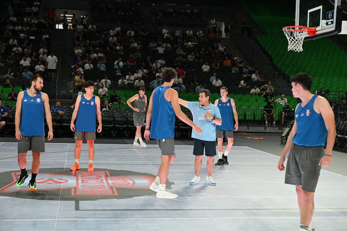 Dimitris Itoudis teaching players during a 2026 EHCB Coaches Congress masterclass