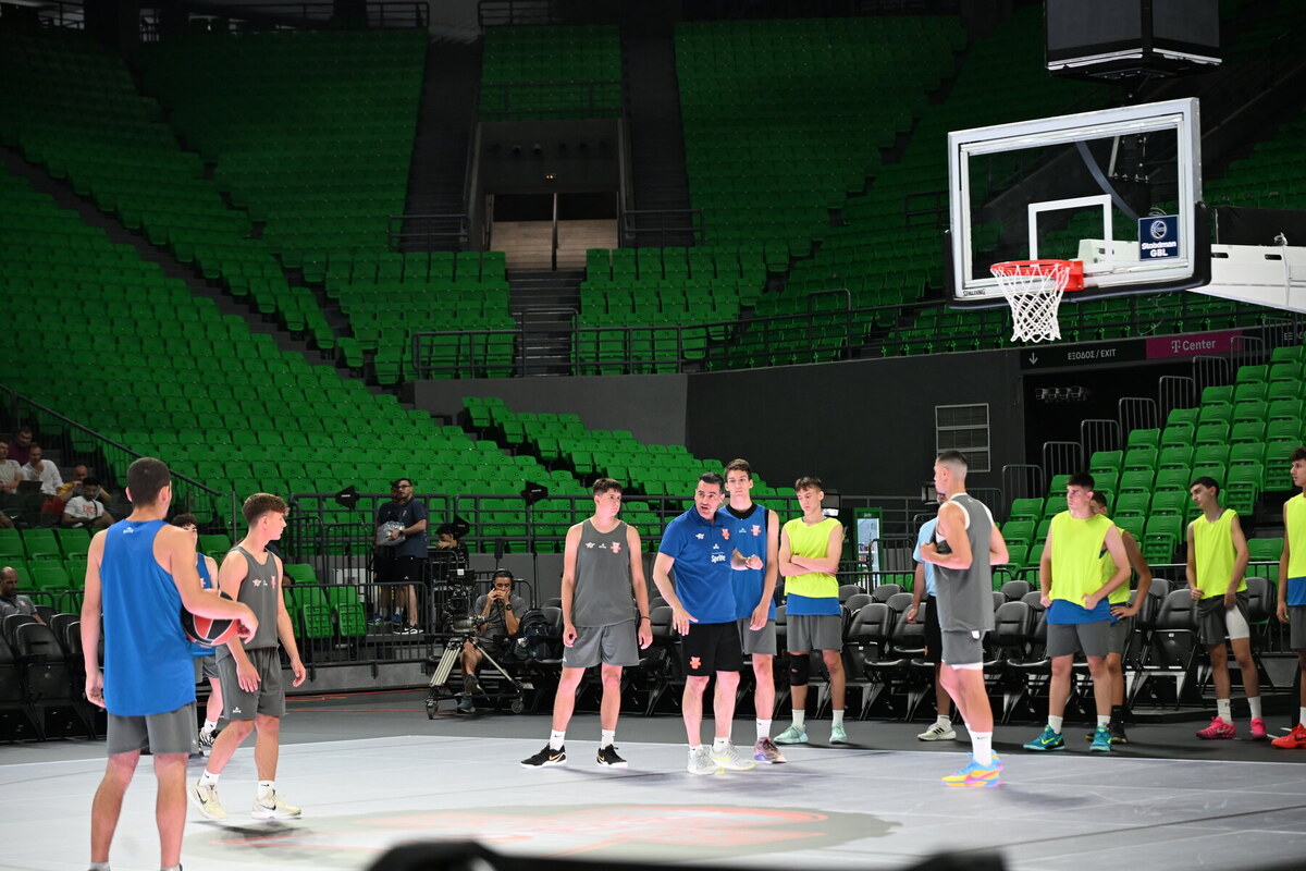 Andreas Pistiolis directing players during an on-court Congress masterclass